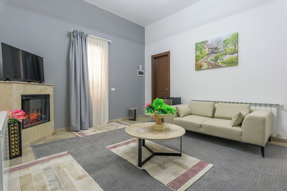 Pearl of Faqra Studios & Apartments