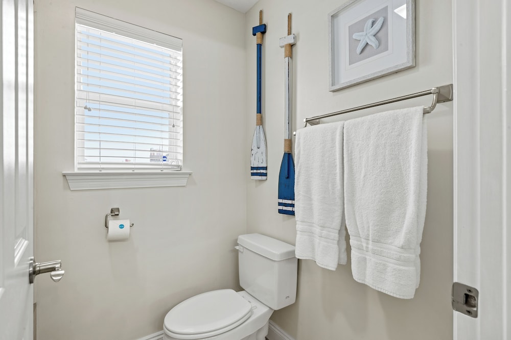 Escape to Sand Dollar Holler: Coastal Retreat, 3 Beds, 2.5 Baths, Sleeps 10!