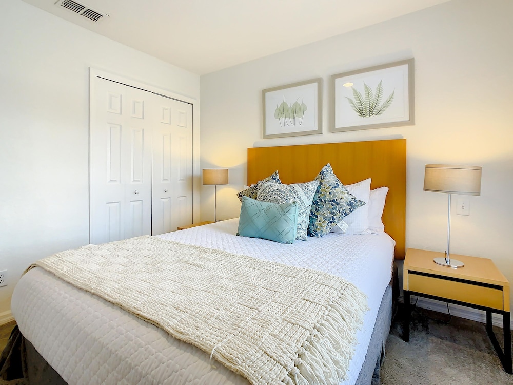 Luxury Townhome Near Disney w Resort Amenities
