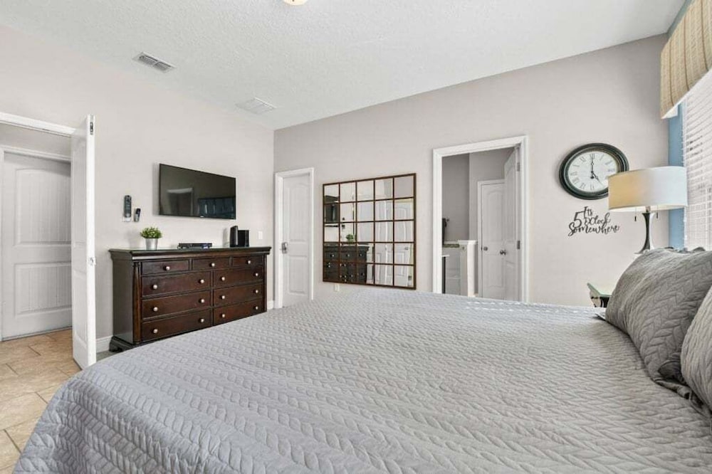 Spacious 5-Bedroom Resort Pool Home with Lake View 5 Villa