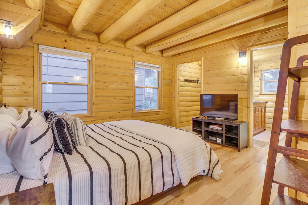 2 Mi to Lake Arrowhead Village: Pet-friendly Cabin