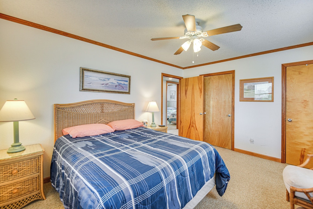 Walk to Beach + Restaurants: Outer Banks Retreat