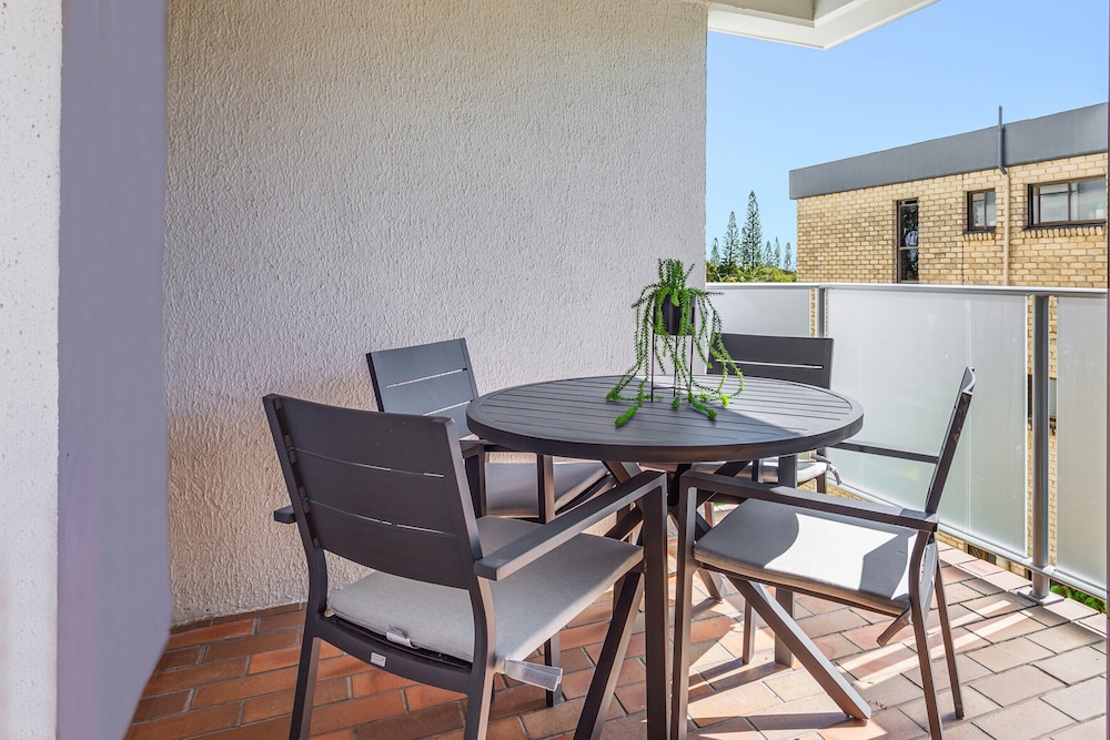 Cosy 2-bedroom Seaside Unit Steps From Beach