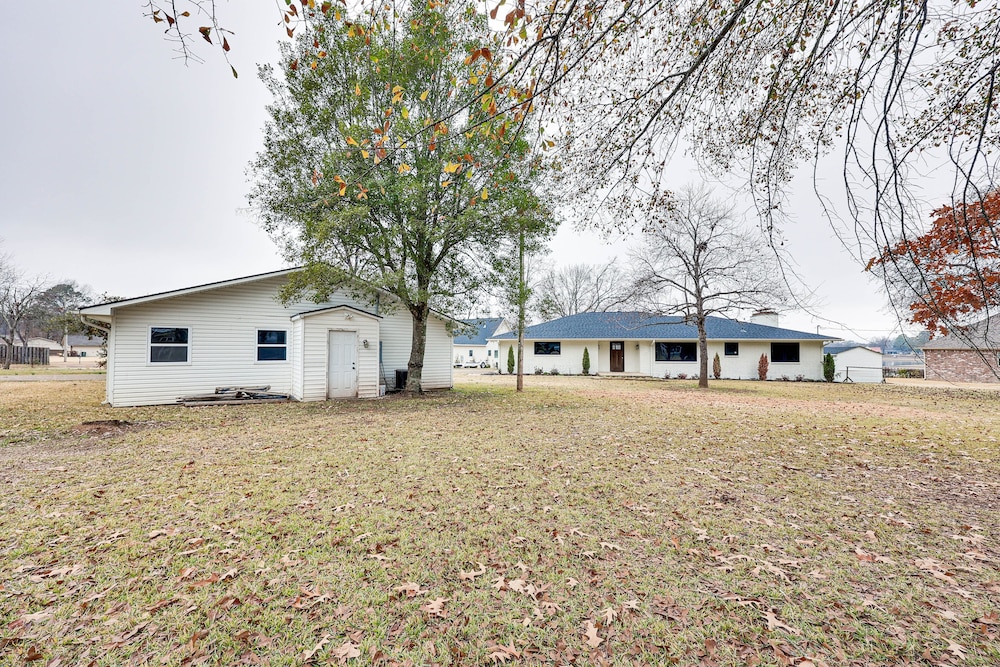 Hotel Grand Lakefront Home in Hot Springs w/ Boat Dock! - Image 1