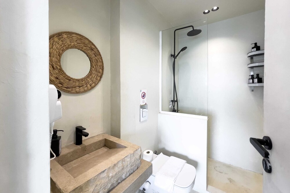 Xuru Stays I The Pyramids Horizon Studio w/ Bathtub