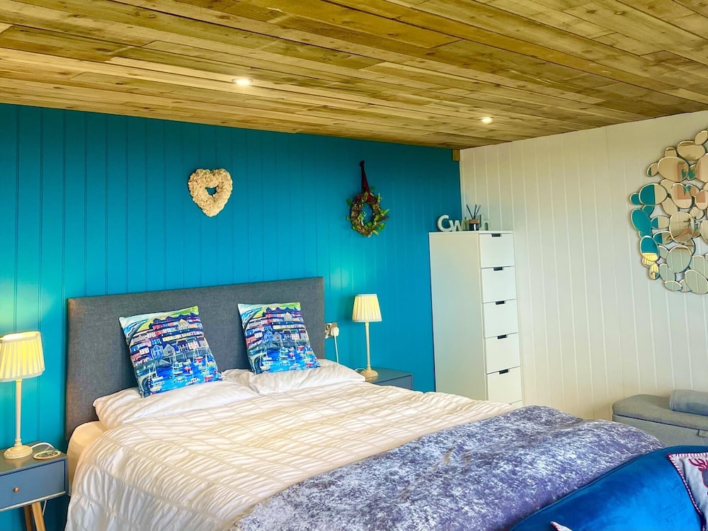 Luxury Pods - Sleeps 2 & Free Parking view 3
