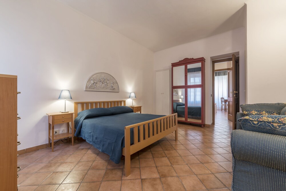 San Lorenzo Roomy Apartment