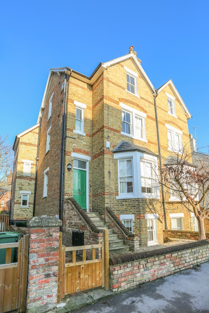 The Glasshouse Escape - 5BDR Victorian Jewel with Modern Twists in Jericho
