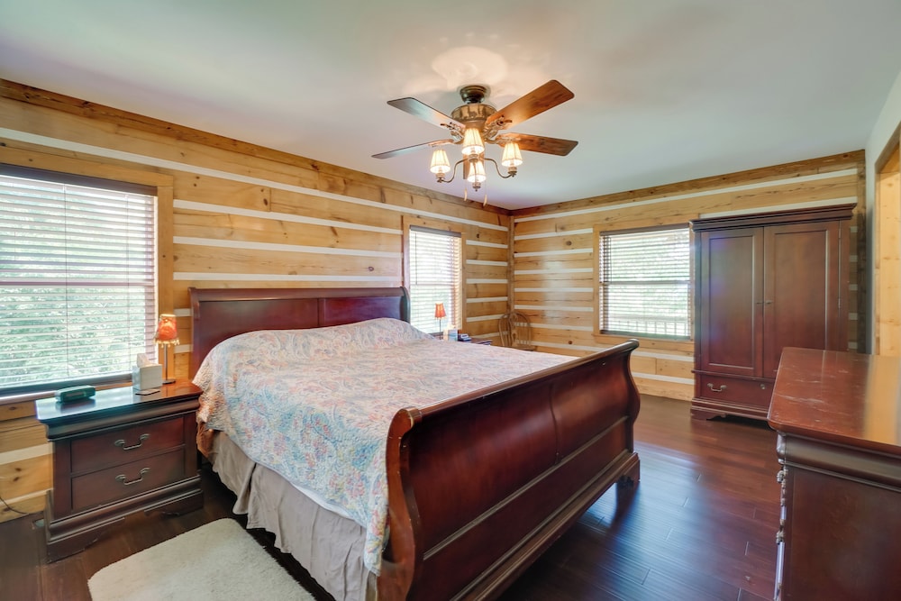 Lake & Mountain Views: Rockwood Cabin on 8 Acres