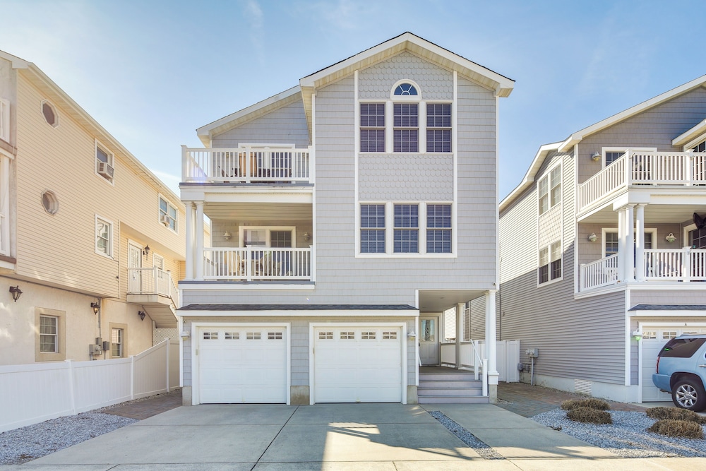 Walk to Beach: Wildwood Apt w/ Balcony!