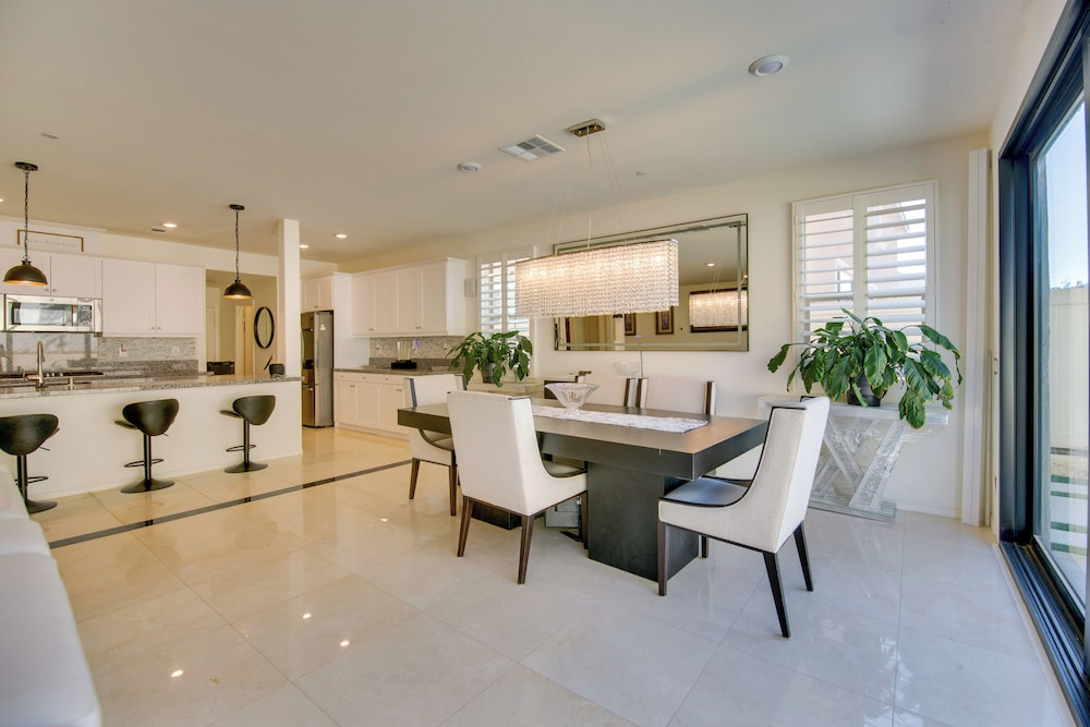 Luxurious & Spacious Family Duplex in Menifee!