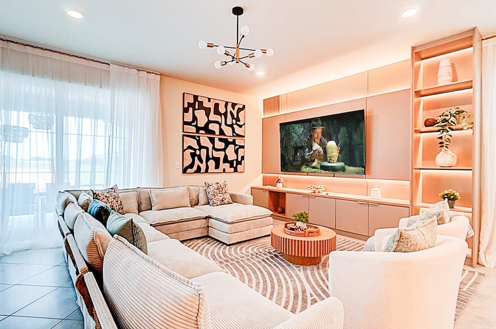 15807 Luxury 8 Bedroom Family Home With Game Room
