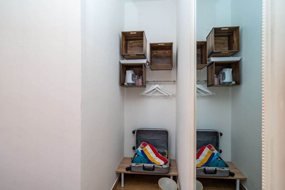 Jele Rooms