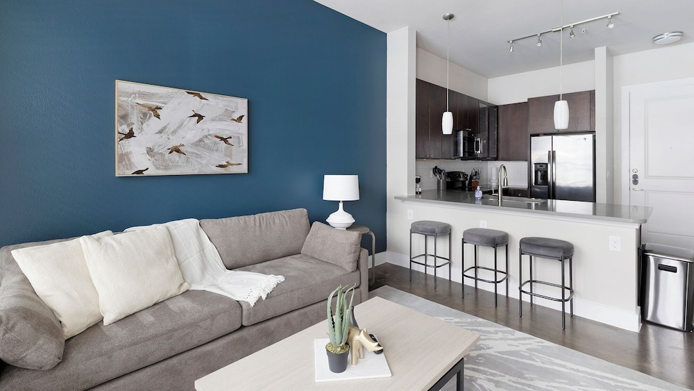 Landing Beautiful 1bd, Courtyard, Clubhouse