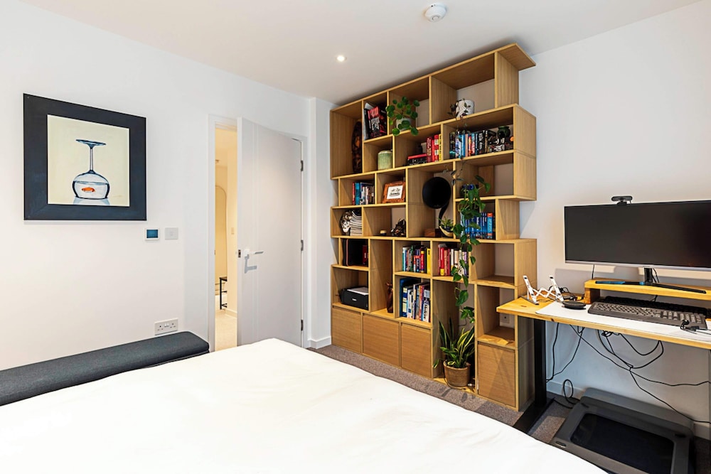 Beautiful Two Bed Property Near Whitechapel view 4