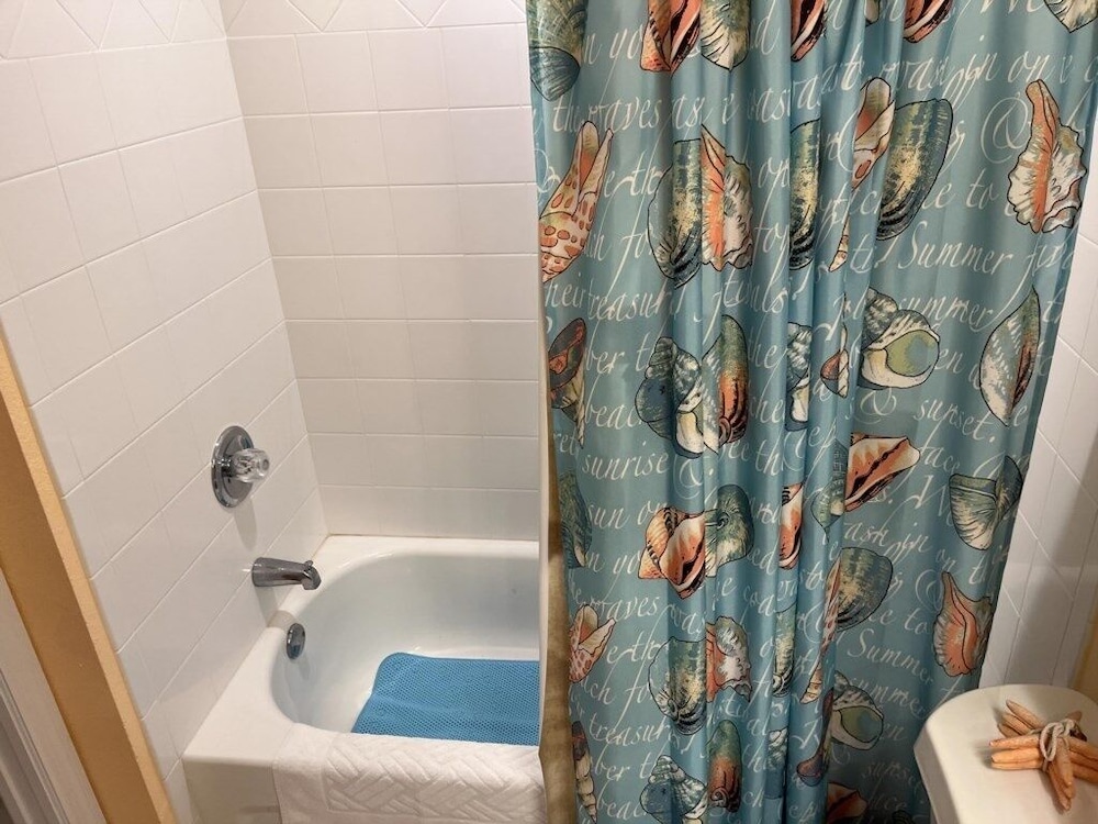 Kid Friendly Condo With Pool, Basketball, Bocce, Hot Tub, And More! 3 Bedroom Condo