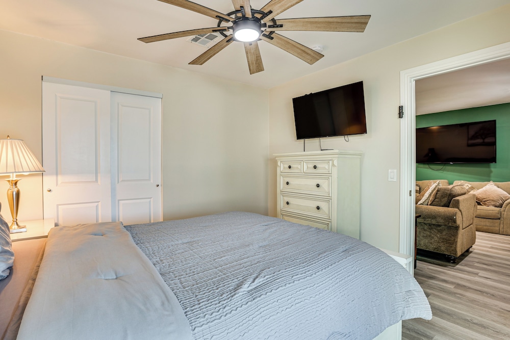 3 Mi to Desert Diamond Arena: Peoria Home w/ Yard!