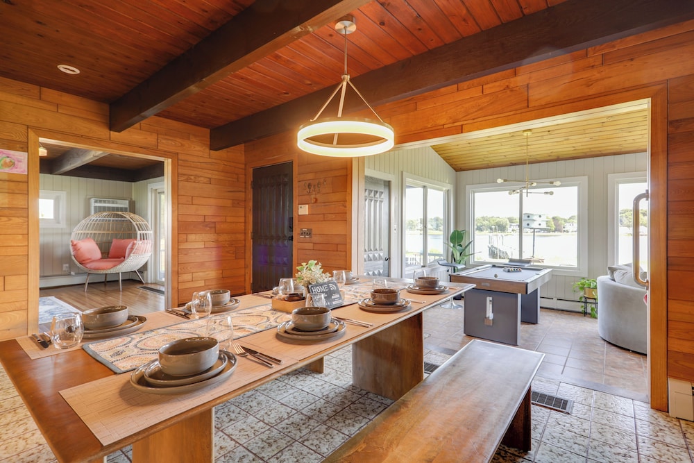 Waterfront Barrington Estate With Hot Tub!