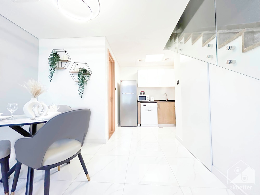 Luxury 1-br Villa in Rukan: Dubai Skyline Views!