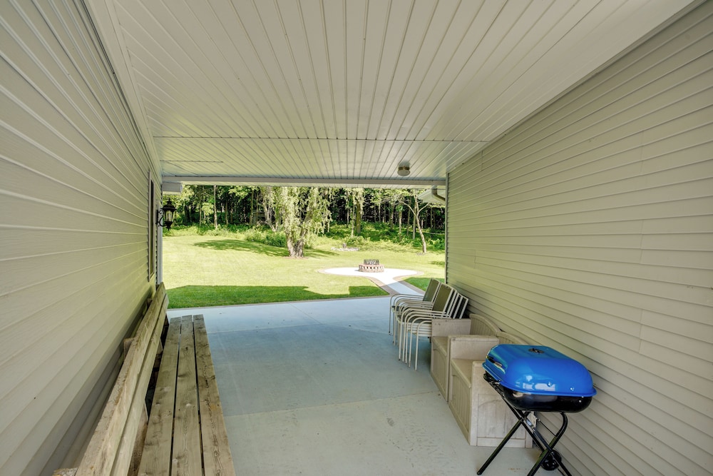 Spacious Family Villa w/ Decks in Chilton!