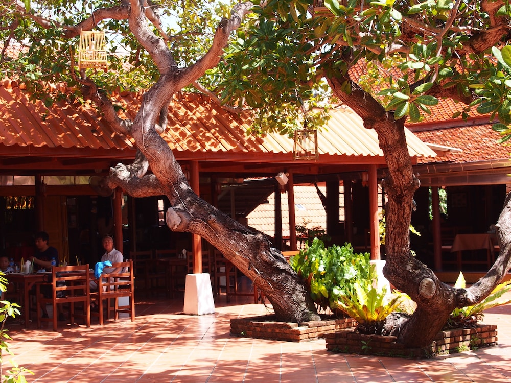Harry's Bungalows & Restaurant