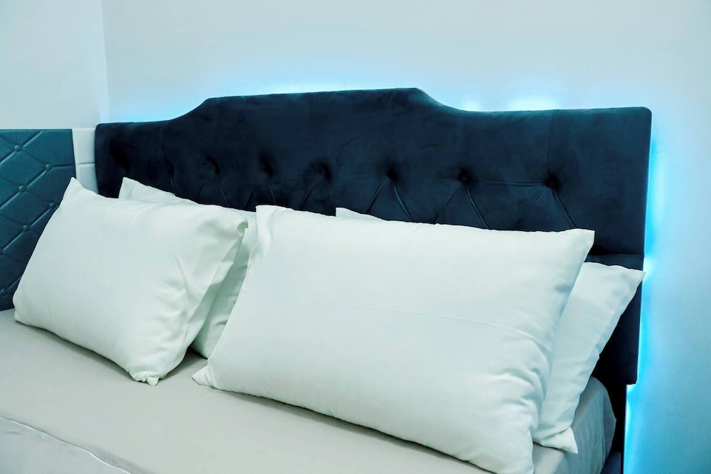 Sapphira Manor Luxurious Condo by the Bay