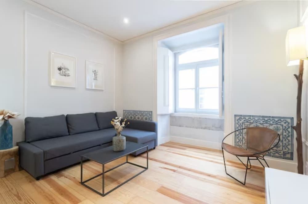 Baixa Cozy 2BR w/Elevator + AC - by LU Holidays view 5