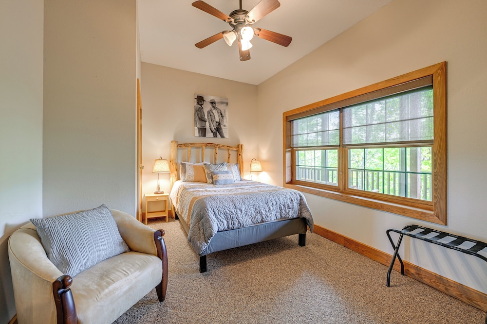 Game Room, Hot Tub & Decks: Scenic Franklin Cabin