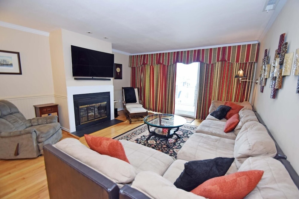 Harbour Island 46G 2 Br townhouse by RedAwning