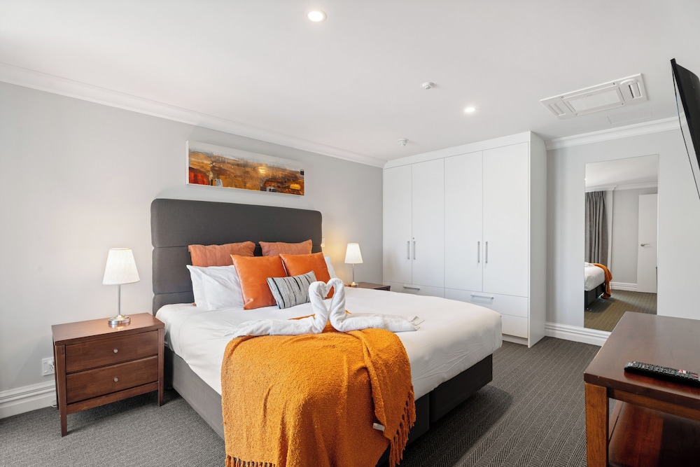 3-BEDROOM PENTHOUSE APARTMENT - THE BEACON 1002 view 3