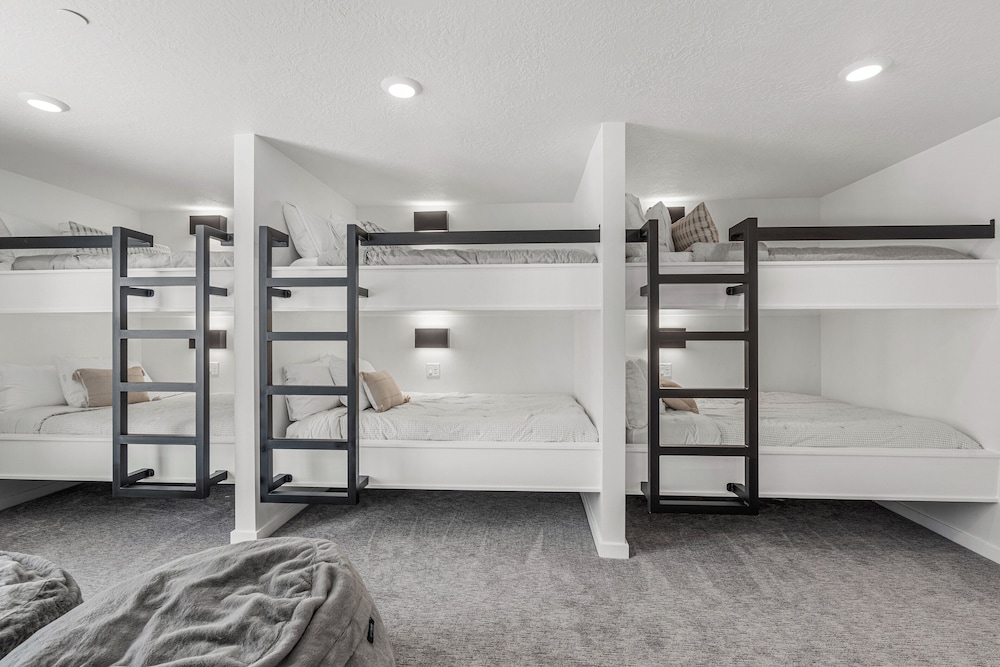 Brand New! Desert Cliff Sleeps 20 Guests!