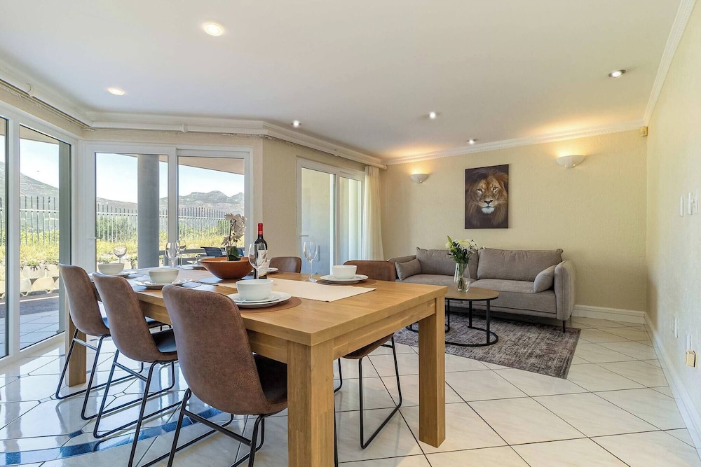 Beachfront Villa, Beach Club, Houtbay