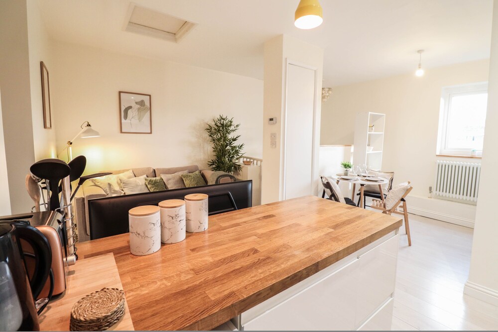 Right by Oval Station - 2 bed Flat Free Wifi