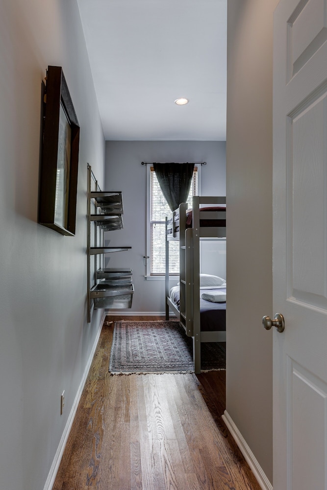 Bucktown Home W/ Free Garage Parking For 2 Cars! 3 Bedroom Home photo 3
