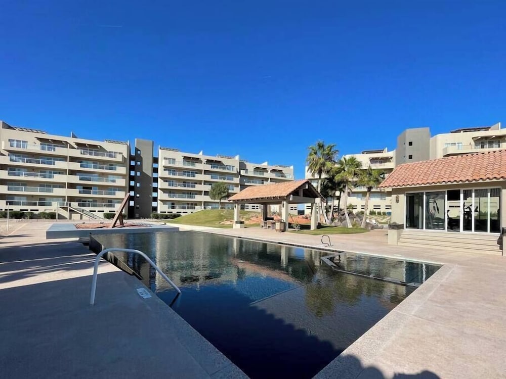 Admire Sea View From a Stunning Condo