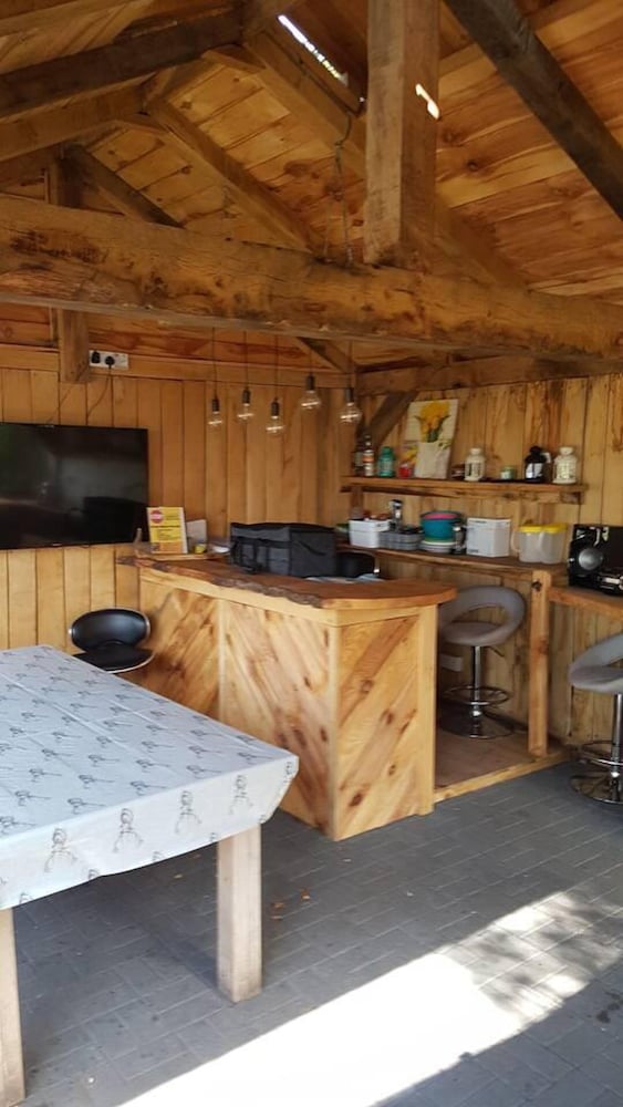 Sutton Coldfield Vacations - Charming 2-bed Cabin in Sutton Coldfield - Property Image 3