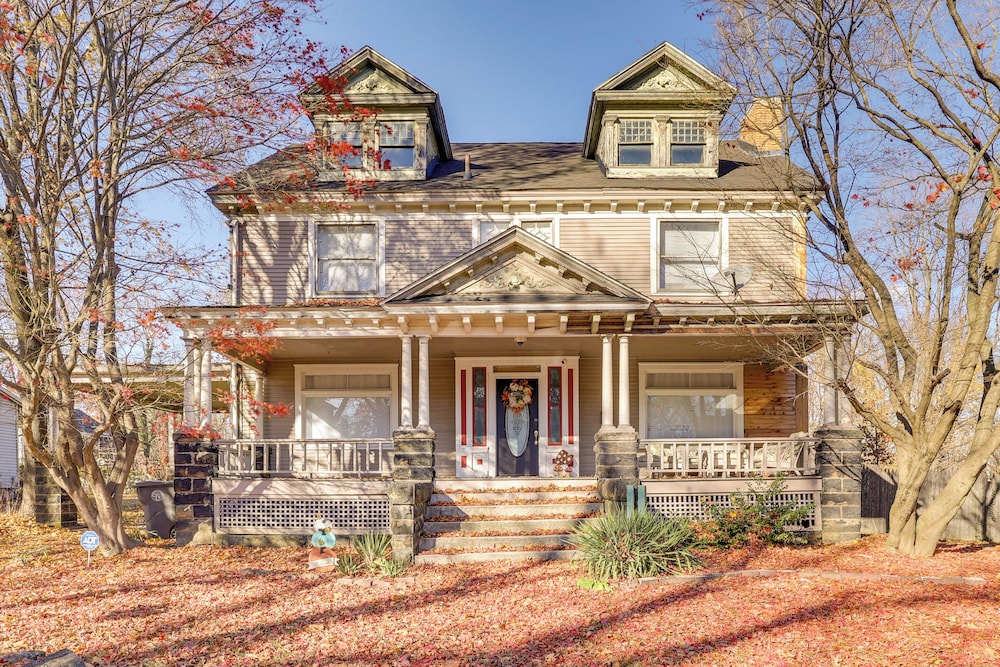 < 1 Mi to Youngstown State: Historic Home w/ Porch