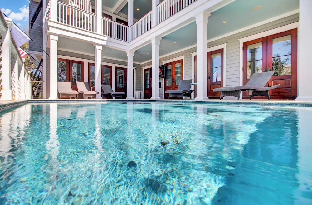 Steps to the Beach! Pool, Gym, Game Room, Movie Theater 3301 Palm by Avantstay