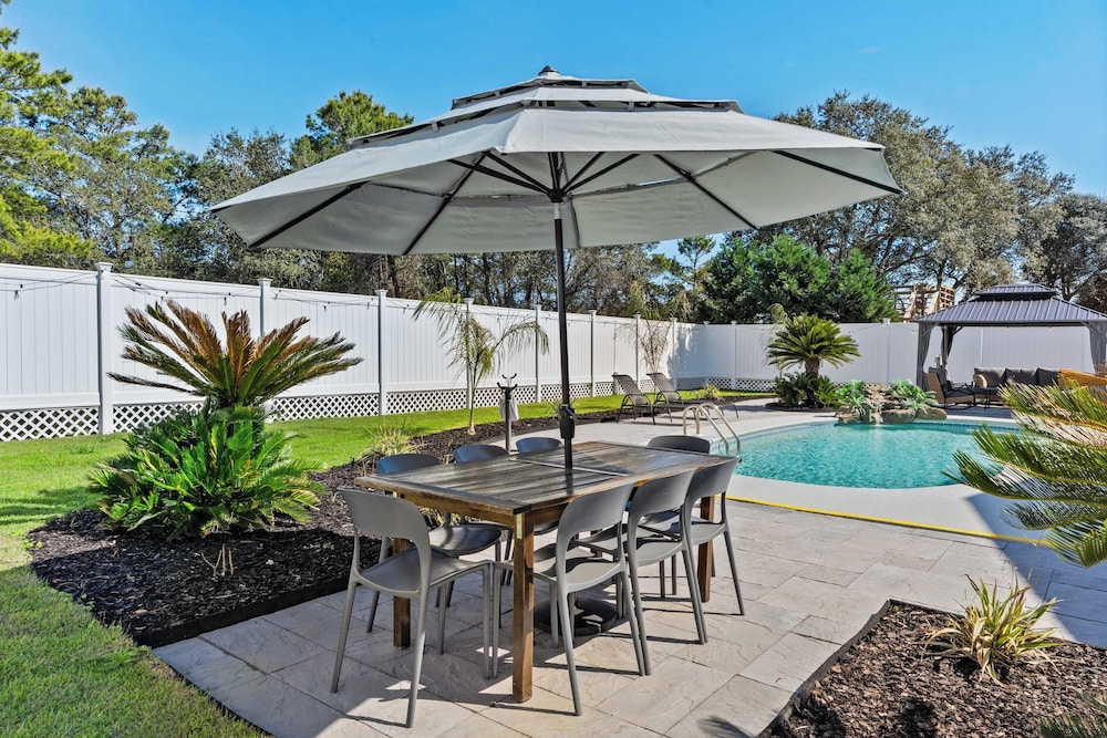 Spacious 3BR w/ Tiki Bar + Shared Pool Walk to Beach, Near 30A & Pier Park