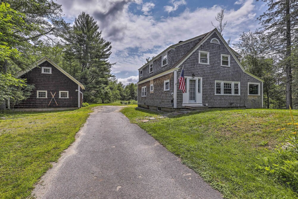 Franconia Escape on Half Acre w/ Fire Pit & Deck!