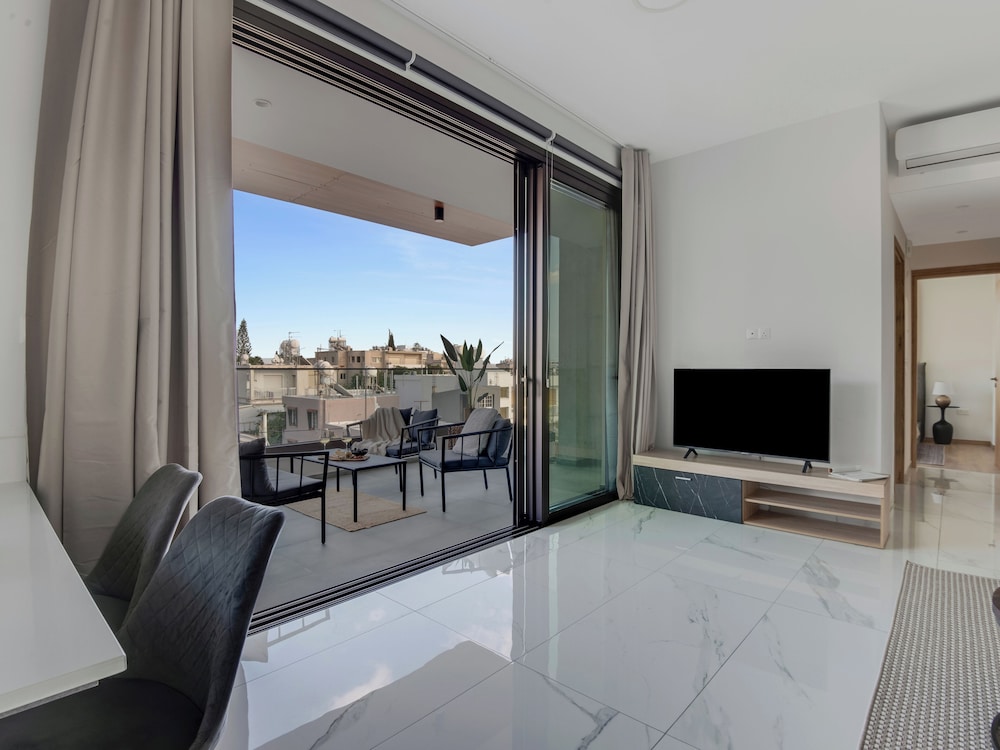 Sanders Palama - Nice 2-bdr. Apt. With Balcony