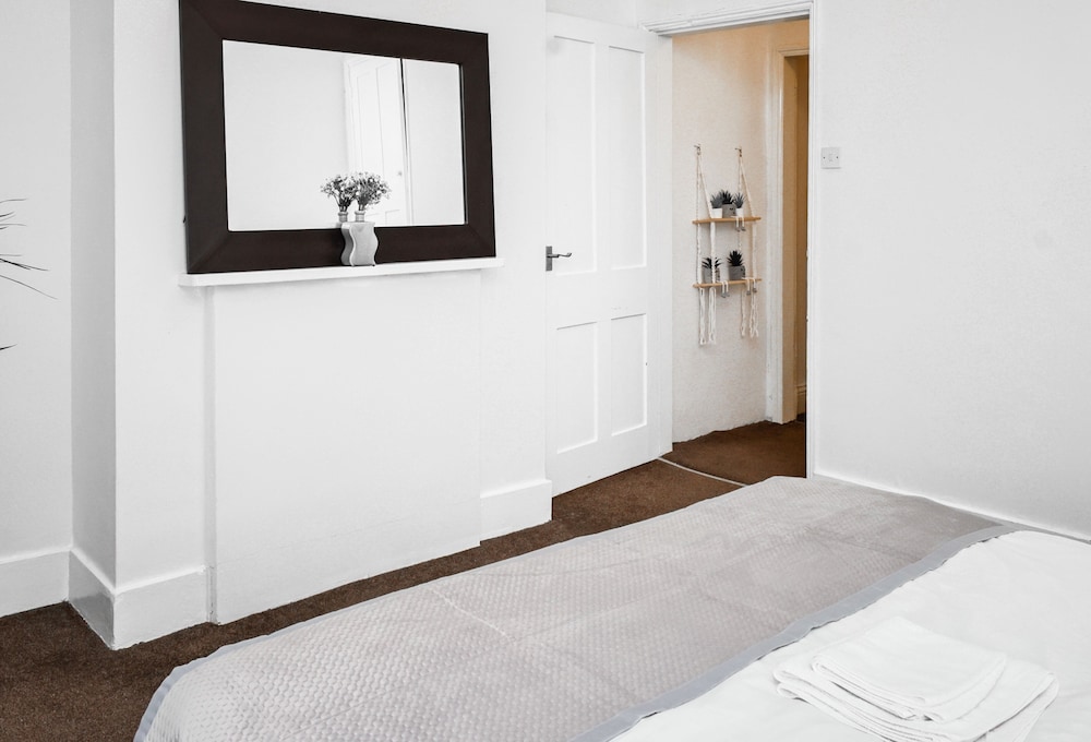 Immaculate 3-bed Cottage in Hampton