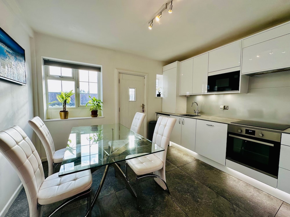 Gerrardscross - Stay4 - Parking - Petsok - Wembley