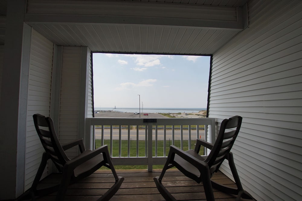 Snyder's Shoreline Inn