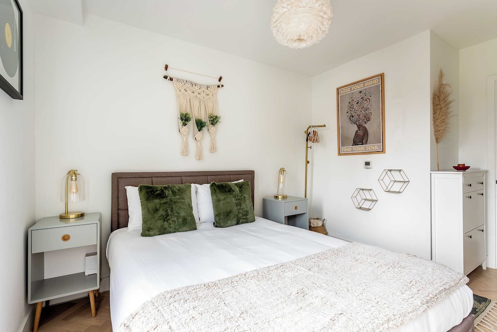 Cosy 2-bed Flat in Vibrant Acton!
