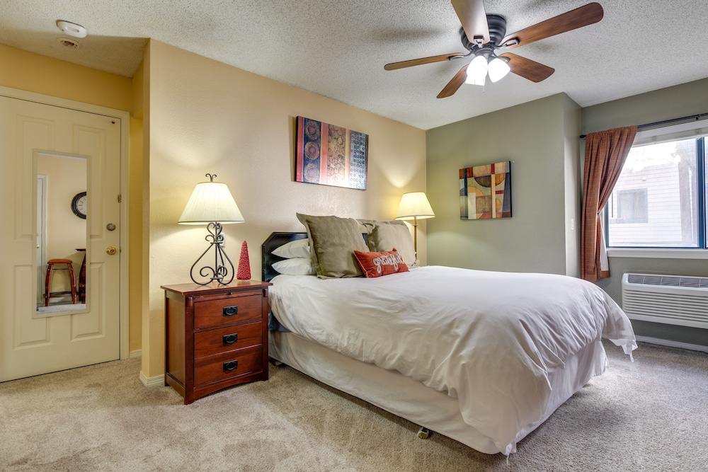 Half-mi to Light Rail: Greenwood Village Studio