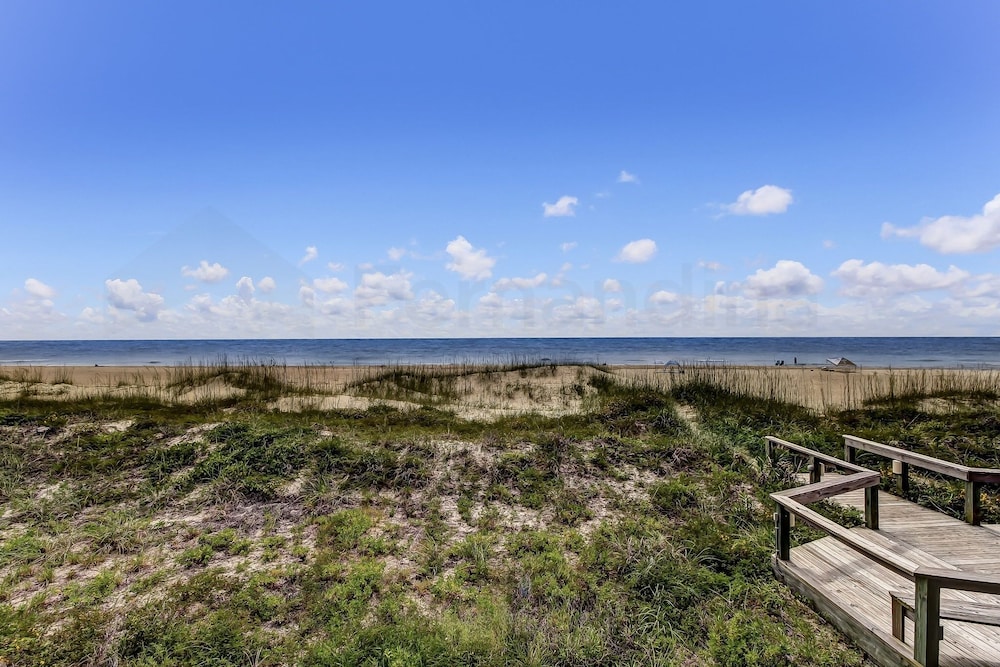 Coral Sands 102 2 Br condo by RedAwning