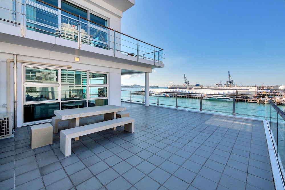 Stunning Harbour & City View Studio