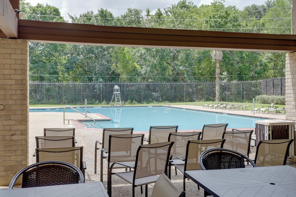 Houston Townhome 4 Mi to Airport: Central Location