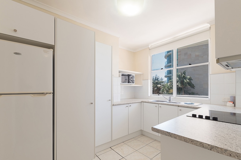 Carlton Apartments - Image 5